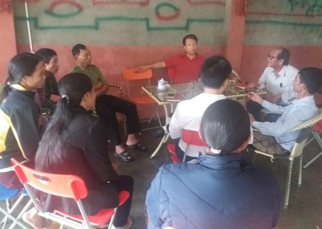 Người d&acirc;n ở Dự &aacute;n hồ R&agrave;o Trổ, huyện Kỳ Anh tr&igrave;nh b&agrave;y với ph&oacute;ng vi&ecirc;n B&aacute;o Người cao tuổi