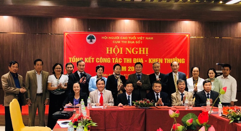 Ph&oacute; Chủ tịch Ng&ocirc; Trọng Vịnh (đứng giữa) chứng kiến c&aacute;c đơn vị k&iacute; giao ước thi đua.