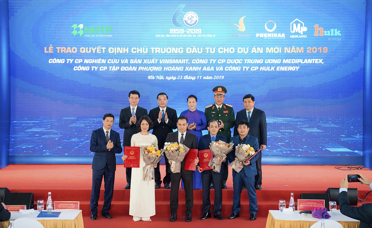 B&agrave; L&ecirc; Thị Thu Thủy - Ph&oacute; Chủ tịch Tập đo&agrave;n Vingroup ki&ecirc;m Tổng gi&aacute;m đốc C&ocirc;ng ty VinSmart (h&agrave;ng đầu, thứ hai từ tr&aacute;i sang) nhận Quyết định chủ trương đầu tư Nh&agrave; m&aacute;y sản xuất thiết bị điện tử th&ocirc;ng minh VinSmart