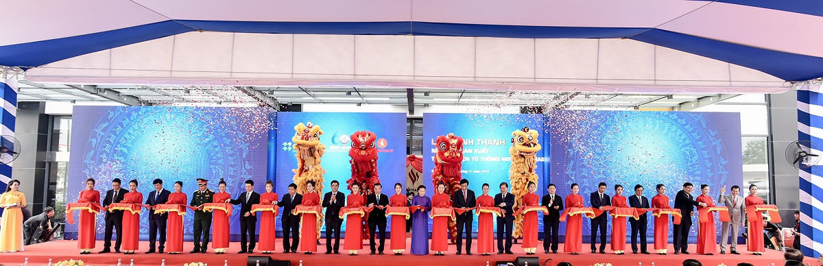 Lễ cắt băng kh&aacute;nh th&agrave;nh Nh&agrave; m&aacute;y sản xuất thiết bị điện tử th&ocirc;ng minh VinSmart