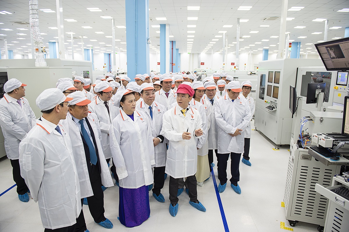 C&aacute;c đại biểu đi thăm d&acirc;y chuyền sản xuất v&agrave; c&aacute;c sản phẩm của Nh&agrave; m&aacute;y sản xuất thiết bị điện tử th&ocirc;ng minh VinSmart