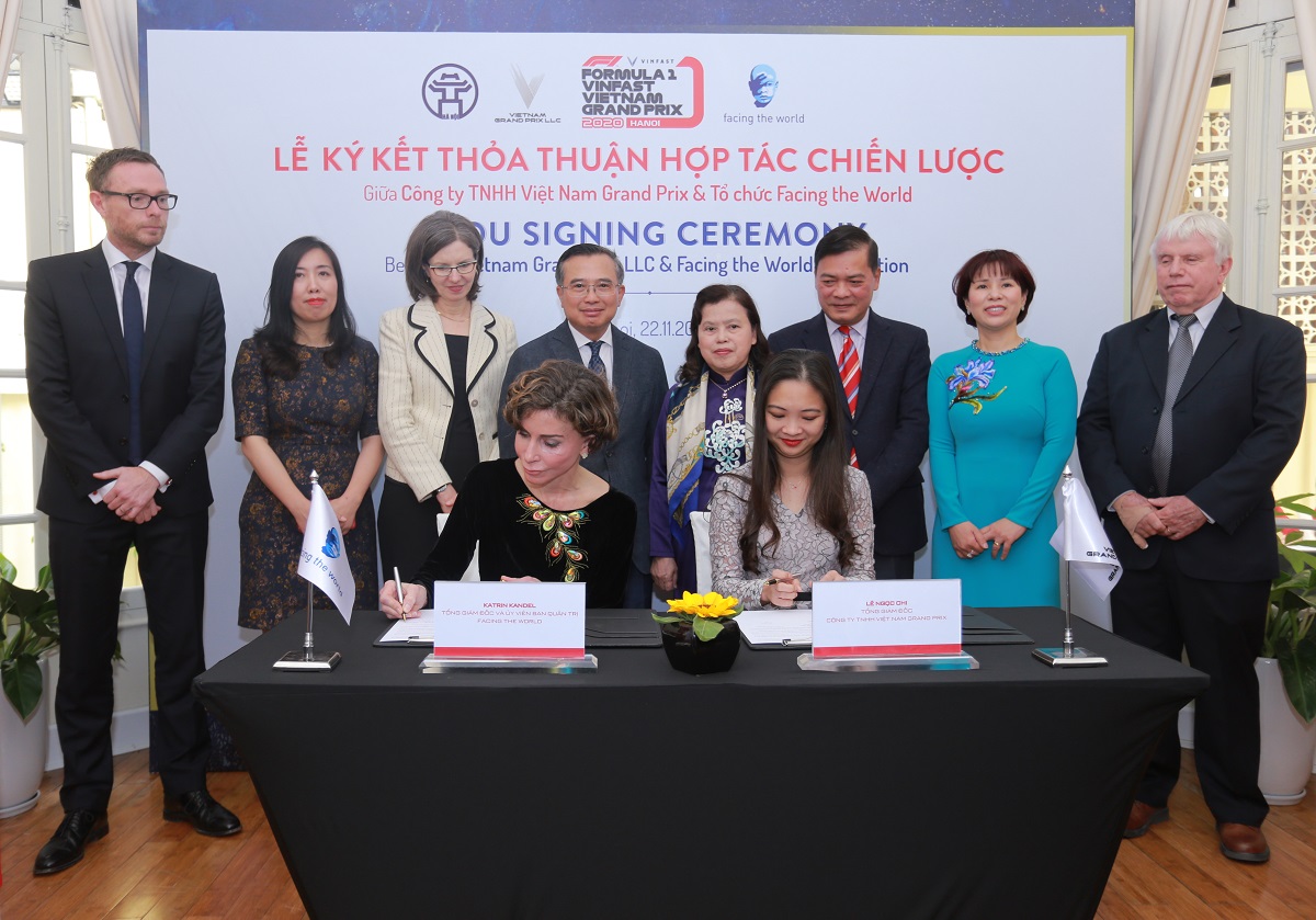 B&agrave; L&ecirc; Ngọc Chi - Tổng gi&aacute;m đốc C&ocirc;ng ty Việt Nam Grand Prix (VGPC) v&agrave; B&agrave; Katrin Kandel - Tổng gi&aacute;m đốc Tổ chức Từ thiện Quốc tế Facing the World (FTW) k&yacute; kết hợp t&aacute;c hỗ trợ trẻ em bị c&aacute;c dị tật mặt nghi&ecirc;m trọng ở Việt Nam.