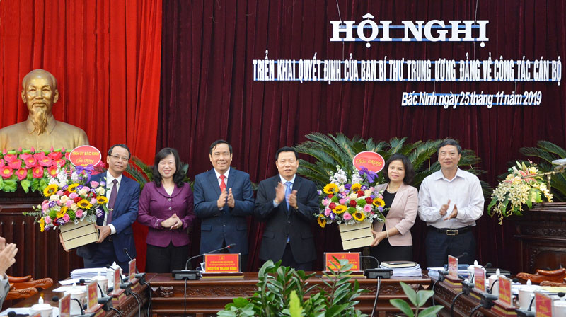 Ban Tổ chức T.Ư v&agrave; l&atilde;nh đạo tỉnh ch&uacute;c mừng hai đồng ch&iacute; Ph&oacute; B&iacute; thư Tỉnh ủy Nguyễn Quốc Chung v&agrave; Ph&oacute; B&iacute; thư Tỉnh ủy Nguyễn Hương Giang.