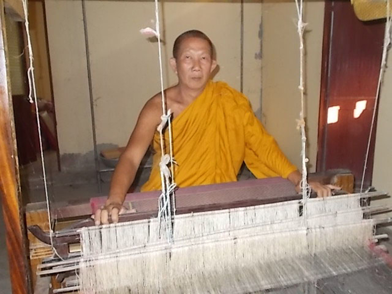 H&ograve;a Thượng trụ tr&igrave; Chau Sơn Hy b&ecirc;n một số hiện vật của Bảo t&agrave;ng thu nhỏ.