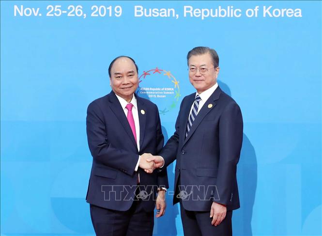 Tổng thống H&agrave;n Quốc Moon Jae-in đ&oacute;n Thủ tướng Nguyễn Xu&acirc;n Ph&uacute;c. Ảnh: Thống Nhất/TTXVN