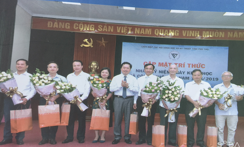 Cụ Dương Huy Thiện (thứ 3 từ phải sang)