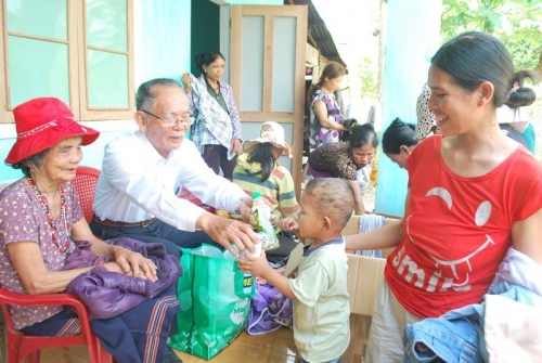 Lão ngư mê viết sách và làm từ thiện