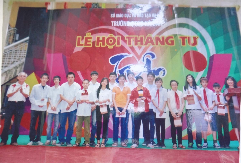 Thầy gi&aacute;o Nguyễn Dũng (ngo&agrave;i c&ugrave;ng b&ecirc;n tr&aacute;i) với c&aacute;c học sinh khuyết tật m&ocirc;n b&oacute;ng b&agrave;n.