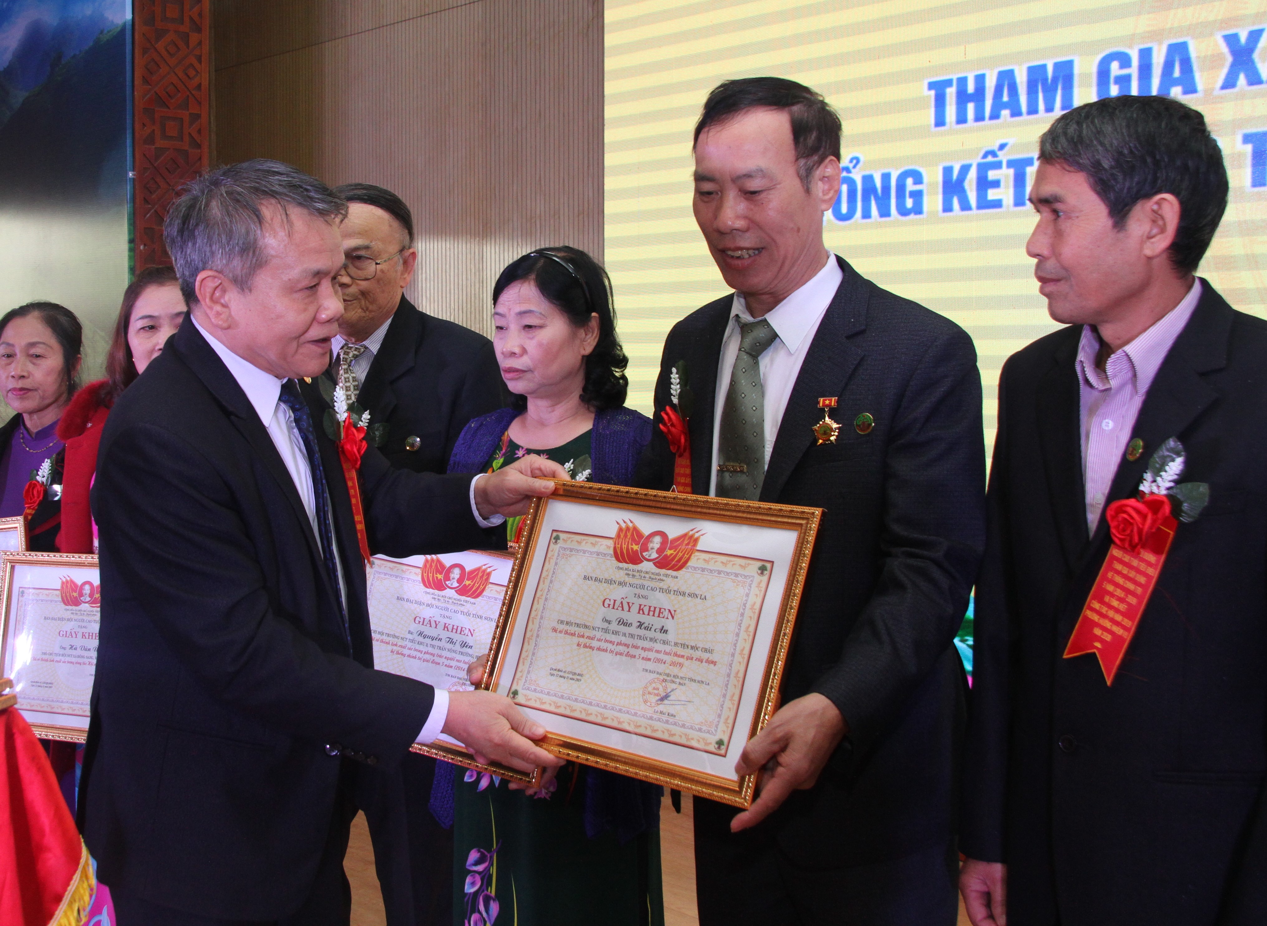 Hội NCT tỉnh khen thưởng c&aacute;c c&aacute; nh&acirc;n xuất sắc