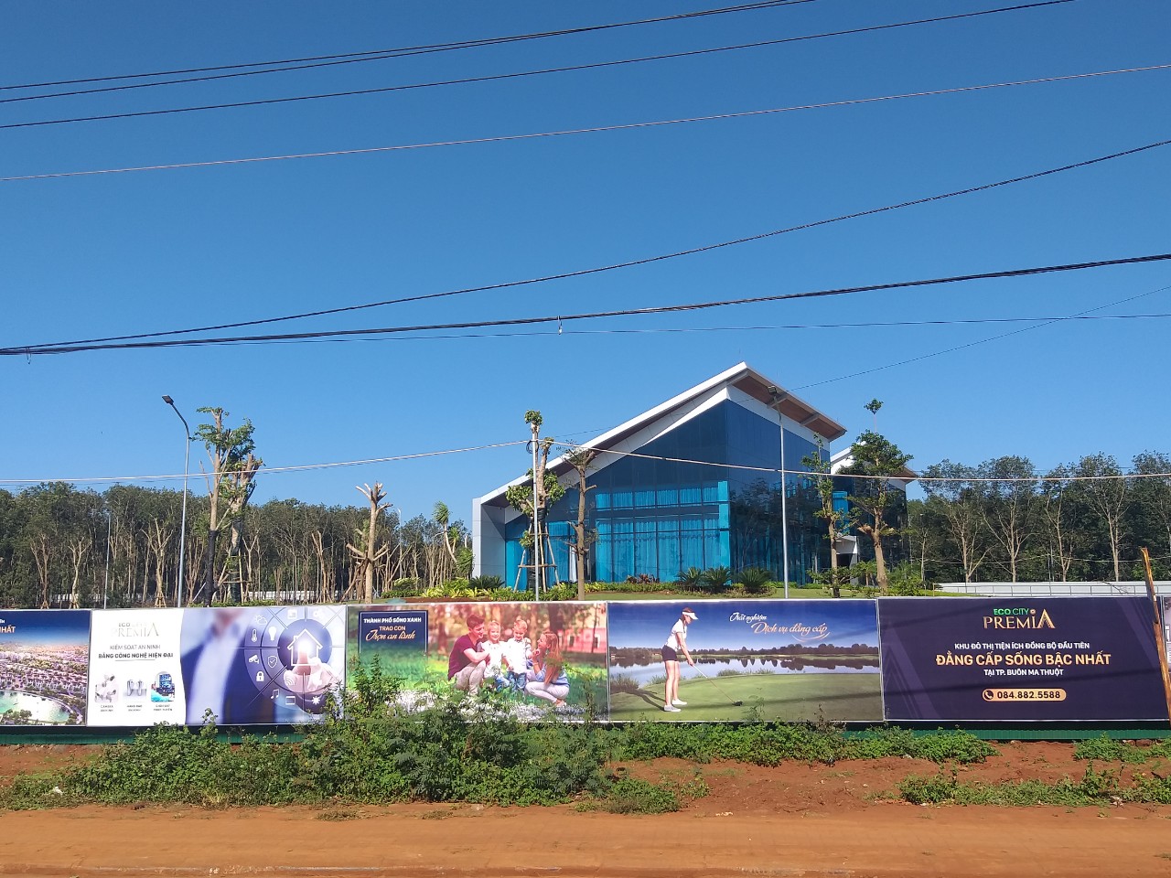 1.Hai căn nh&agrave; điều h&agrave;nh đ&atilde; được x&acirc;y dựng ho&agrave;n chỉnh tr&ecirc;n khu vực đất chưa được b&agrave;n giao, cấp ph&eacute;p x&acirc;y dựng.