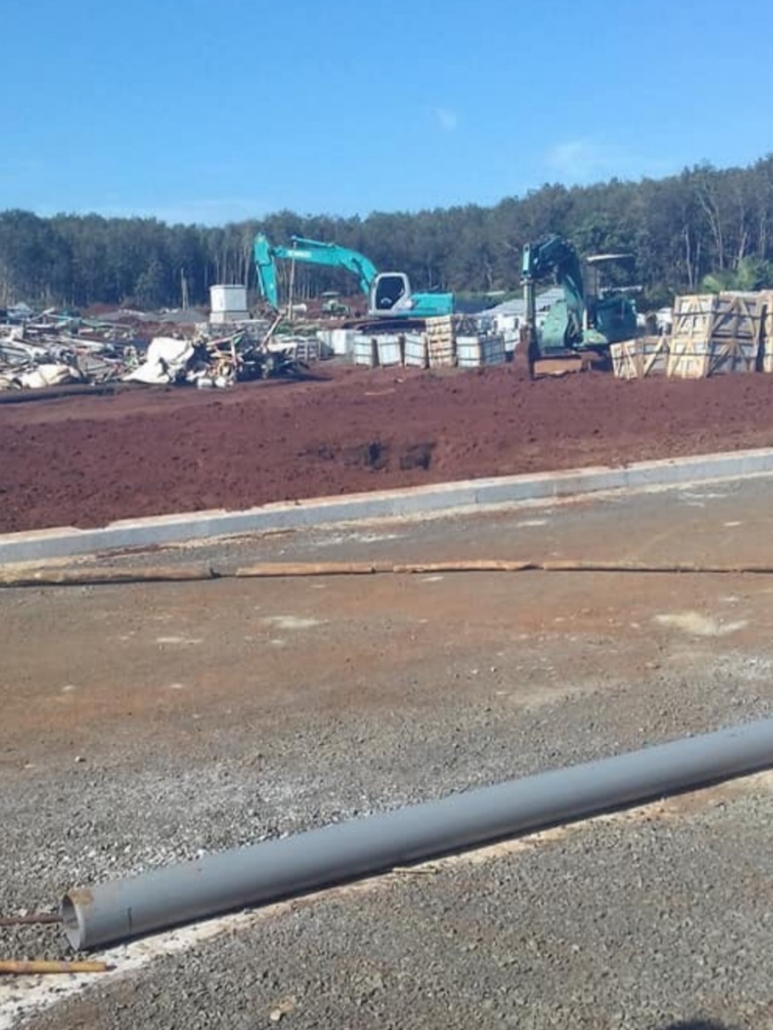 4.Những con đường b&agrave;n cờ nội khu đ&ocirc; thị đ&atilde; được đổ b&ecirc; t&ocirc;ng hai b&ecirc;n lề, đổ đ&aacute; dăm lu mịn.