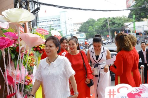 Làm đẹp cho bản thân thôi chưa đủ, làm đẹp cũng dành cho cuộc đời