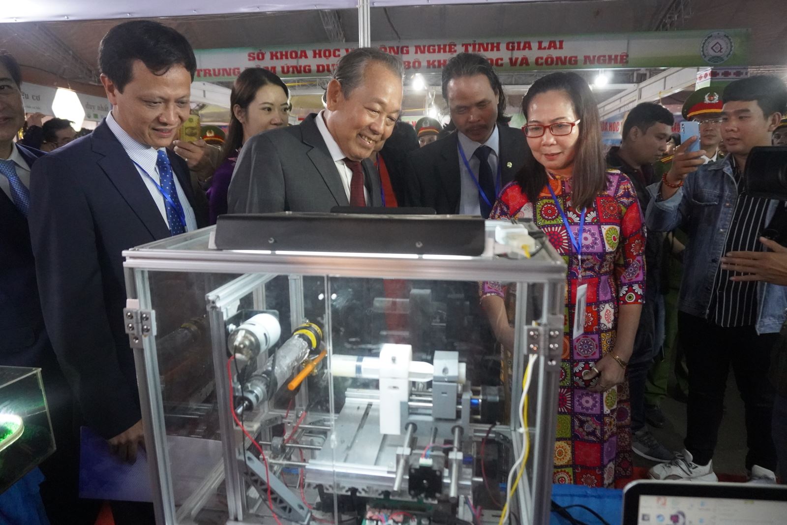 Ph&oacute; Thủ tướng Thường trực Trương H&ograve;a B&igrave;nh thăm gian h&agrave;ng