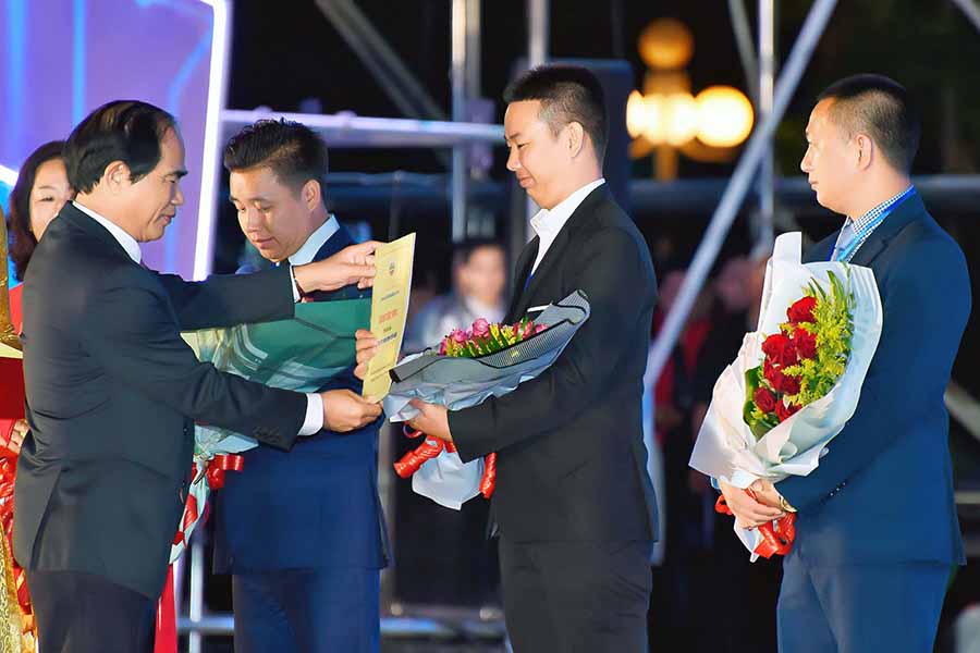 Chủ tịch UBND tỉnh V&otilde; Ngọc Th&agrave;nh trao giấy chứng nhận đầu tư cho doanh nghiệp