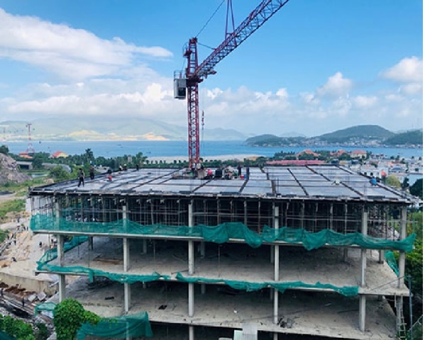 T&ograve;a kh&aacute;ch sạn tại l&ocirc; số 69 của &ocirc;ng Ng&ocirc; Phi H&ugrave;ng, với h&agrave;ng loạt vi phạm đang ngạo nghễ l&ecirc;n tầng