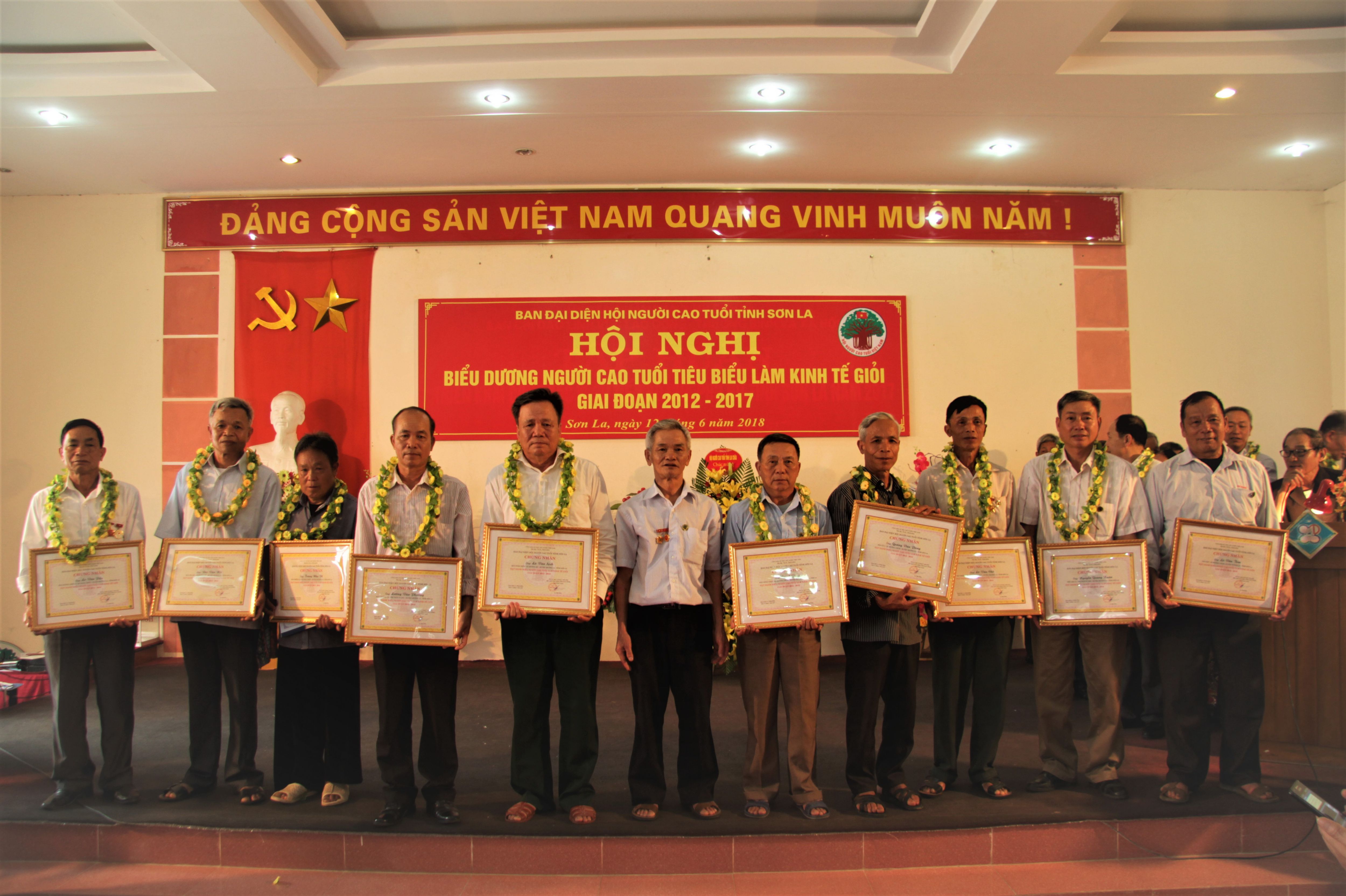 Đo&agrave;n đại biểu Hội NCT huyện Mường La, tỉnh Sơn La tại Hội nghị biểu dương NCT l&agrave;m kinh tế giỏi tỉnh