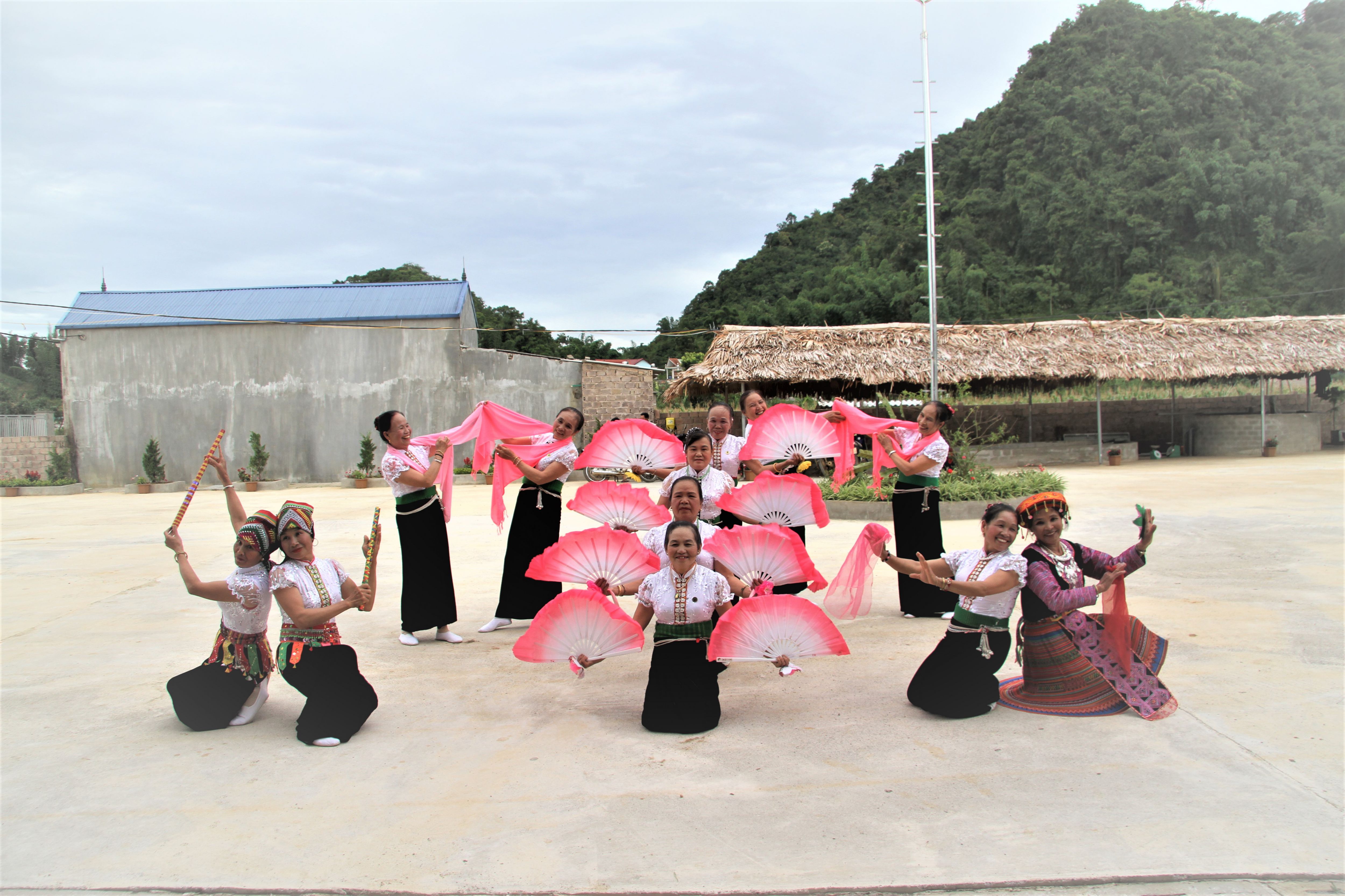 Tiết mục văn nghệ của NCT huyện Mộc Ch&acirc;u, tỉnh Sơn La