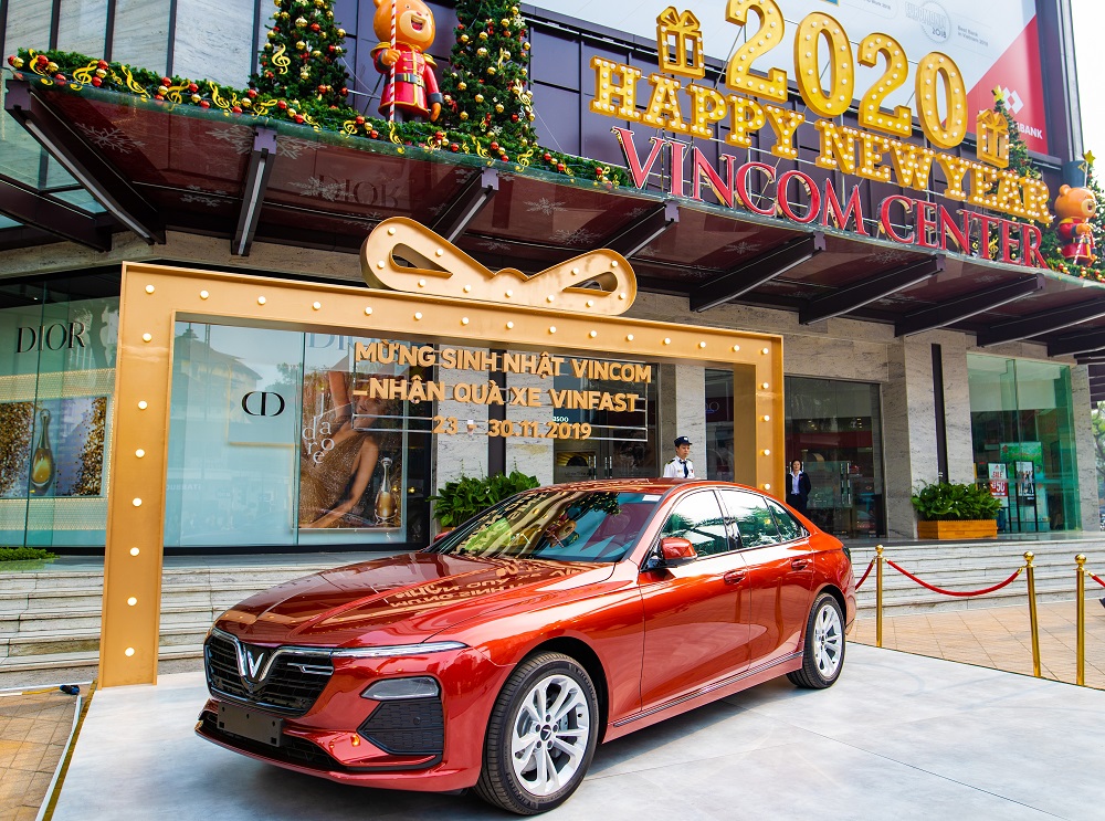 Kh&aacute;ch h&agrave;ng mua sắm c&oacute; cơ hội tr&uacute;ng thưởng xe hơi VinFast sang trọng