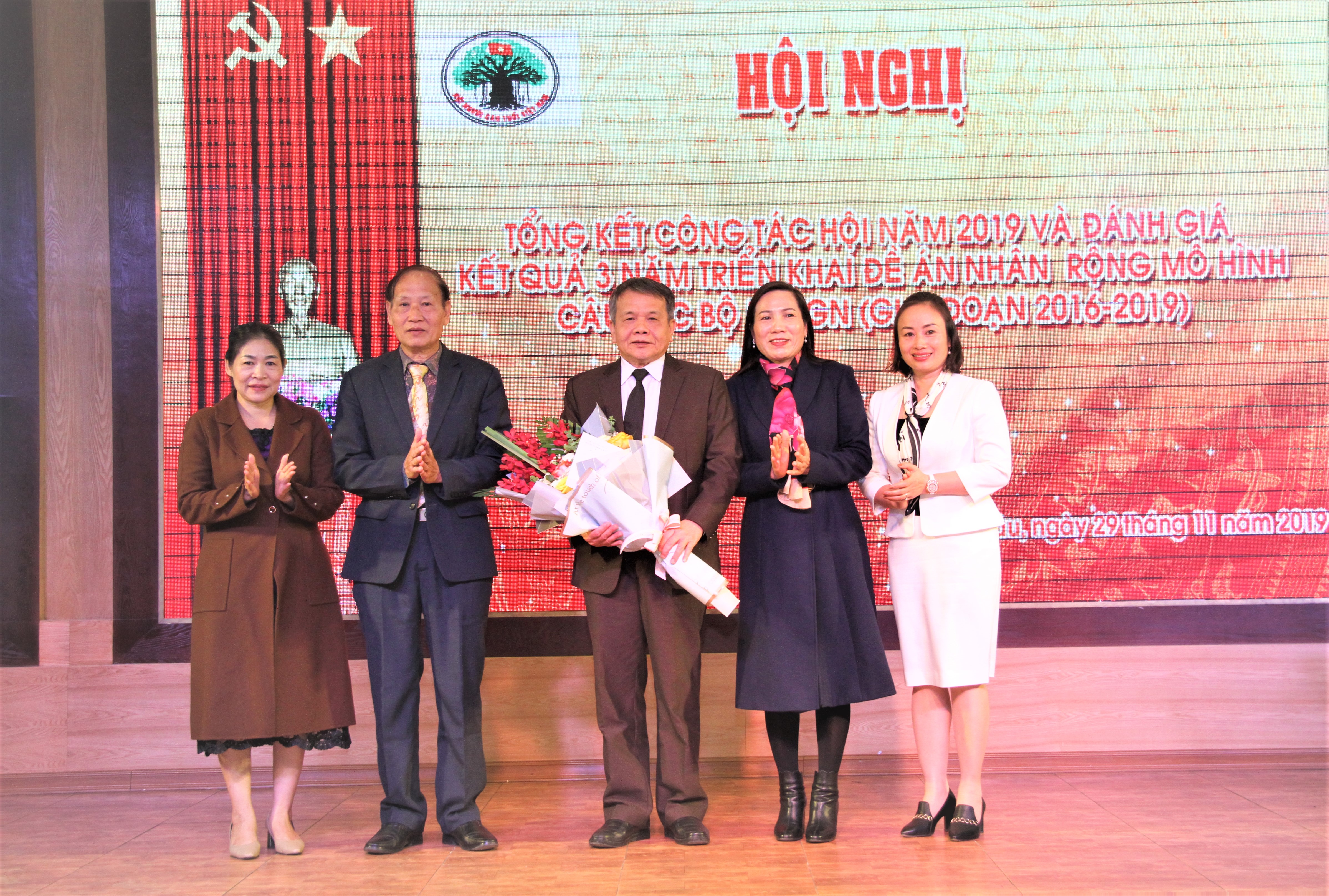 L&atilde;nh đạo huyện tặng hoa ch&uacute;c mừng Hội nghị