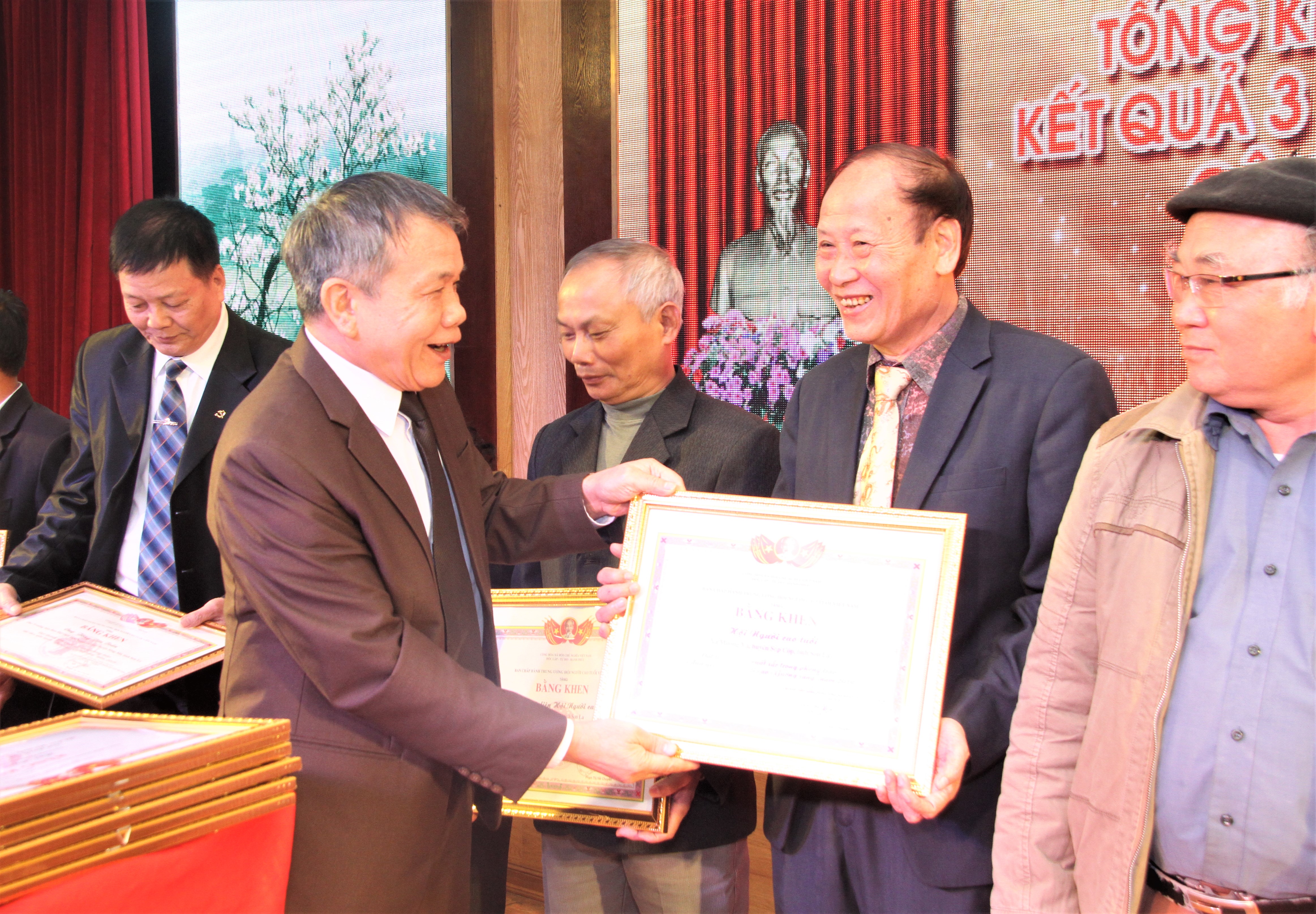 Khen thưởng c&aacute;c tập thể, c&aacute; nh&acirc;n xuất sắc
