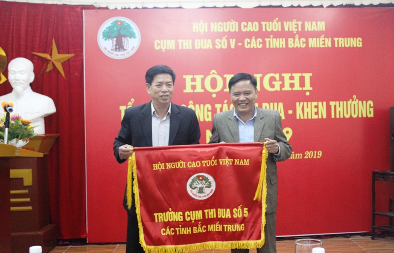 B&agrave;n giao cụm trưởng thi đua số V năm 2020 cho Hội NCT tỉnh H&agrave; Tĩnh. ảnh: Hải Đăng