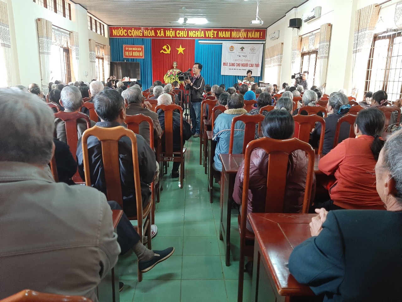 to&agrave;n cảnh chương tr&igrave;nh mắt s&aacute;ng cho người cao tuổi thị x&atilde; Bu&ocirc;n Hồ, tỉnh Đắk Lắk