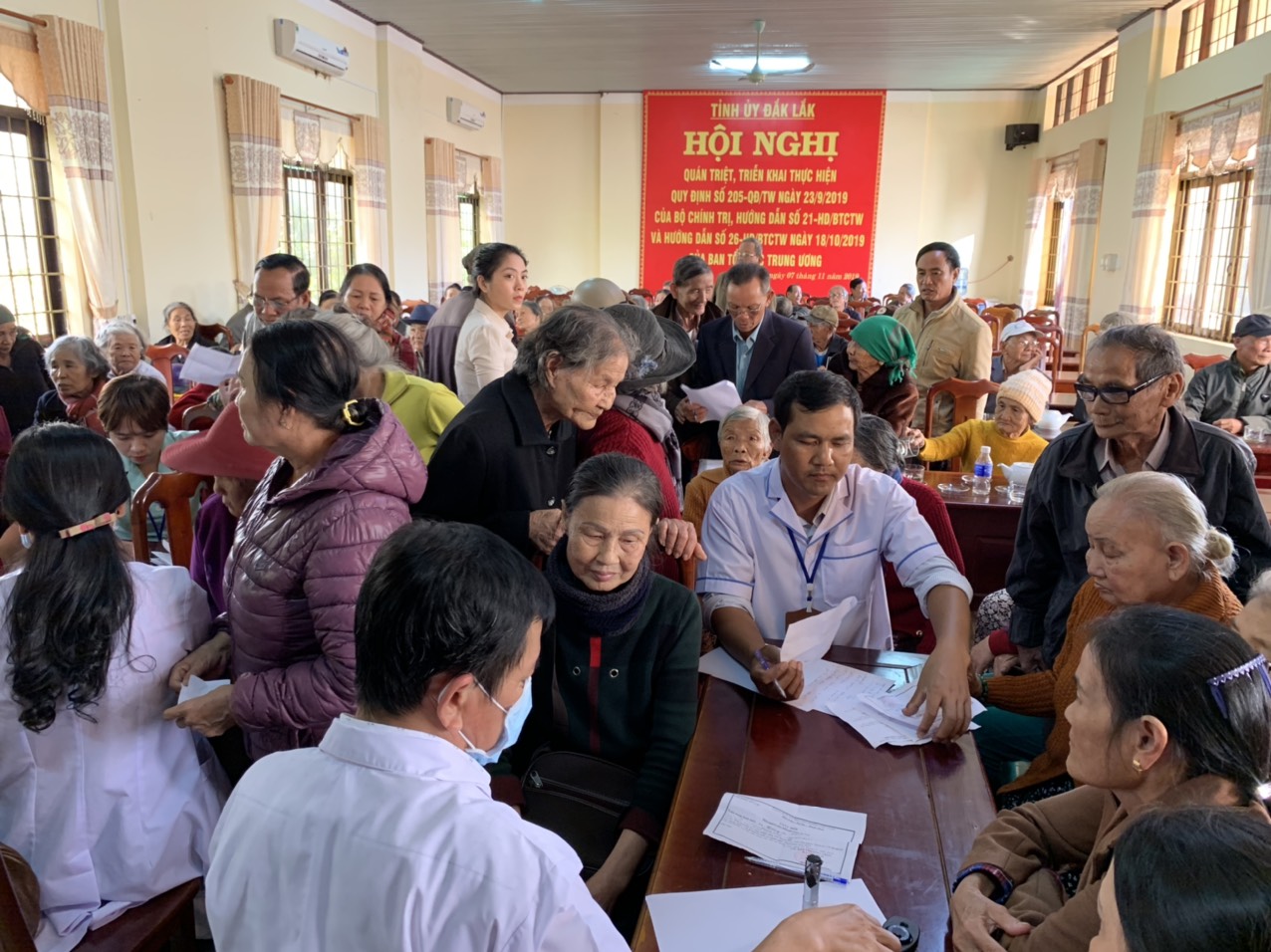 C&aacute;c b&aacute;c sỹ bệnh viện mắt Đắk Lắk kh&aacute;m bệnh cho người cao tuổi thị x&atilde; Bu&ocirc;n Hồ