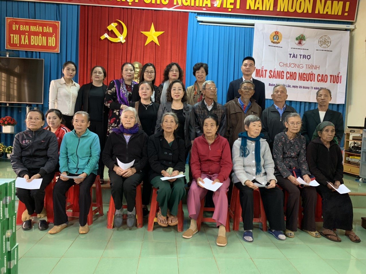 Quỹ chăm s&oacute;c NCT Việt Nam tặng qu&agrave; cho người cao tuổi c&oacute; ho&agrave;n cảnh kh&oacute; khăn tại Thị x&atilde; Bu&ocirc;n Hồ, Đắk Lắk