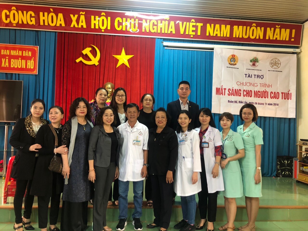 Chụp ảnh lưu niệm tại chương tr&igrave;nh mắt s&aacute;ng cho người cao tuổi thị x&atilde; Bu&ocirc;n Hồ, Đắk Lắk