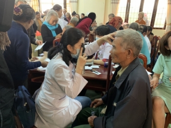 Quỹ Chăm sóc NCT: Tổ chức khám sàng lọc các bệnh về mắt và mổ thay đục thủy tinh thể cho NCT tại thị xã Buôn Hồ