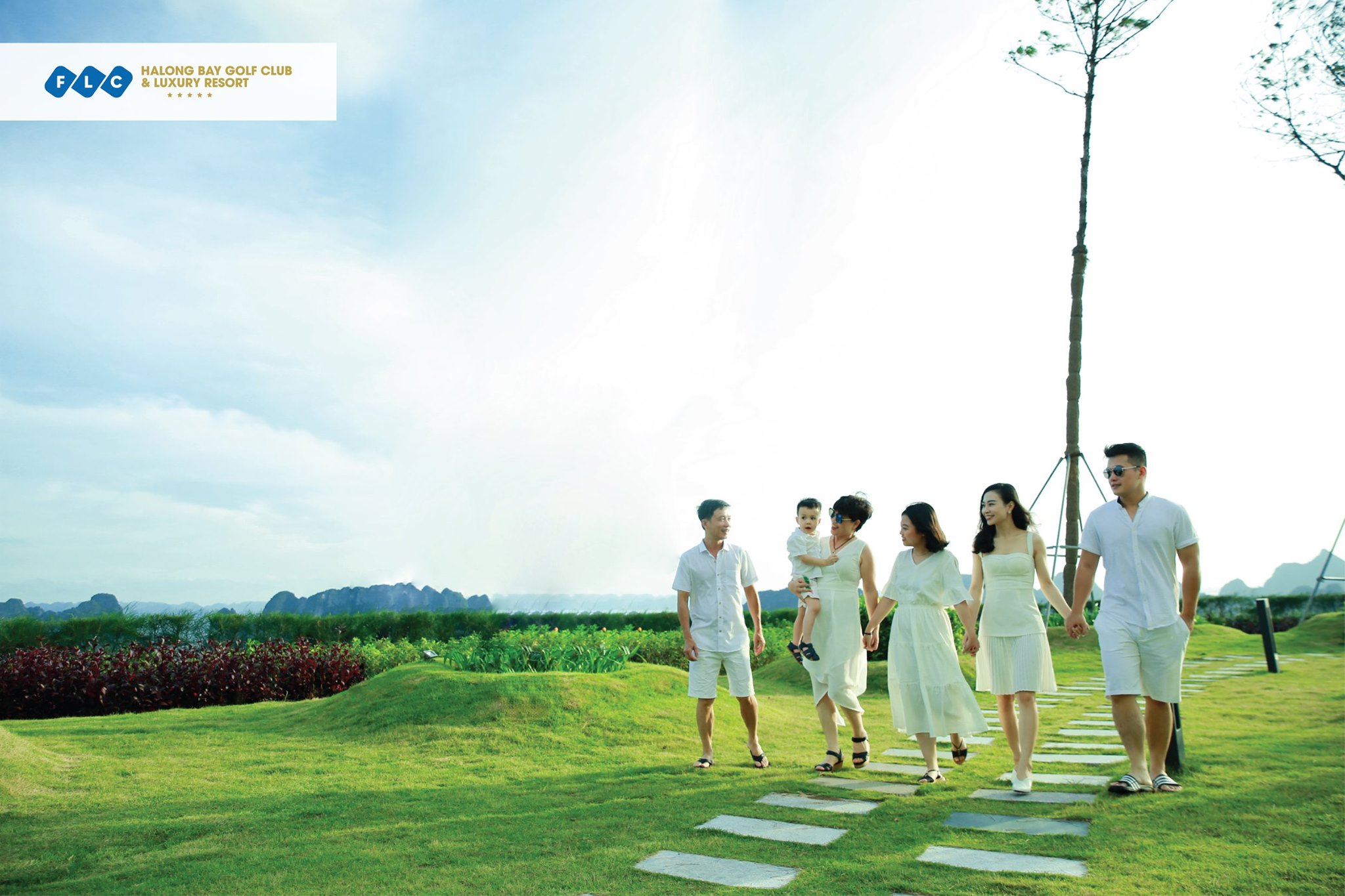 Bước v&agrave;o nơi đ&acirc;y, du kh&aacute;ch sẽ được tận hưởng bầu kh&ocirc;ng kh&iacute; trong l&agrave;nh của một thế giới ho&agrave;n to&agrave;n t&aacute;ch biệt. Kh&ocirc;ng c&ograve;n những ồn &agrave;o kh&oacute;i bụi, đ&oacute; l&agrave; những mảng xanh thuần khiết của một khu nghỉ dưỡng nằm tr&ecirc;n đồi cao, ph&iacute;a trước mặt l&agrave; to&agrave;n cảnh vịnh Hạ Long kỳ vĩ, thơ mộng.