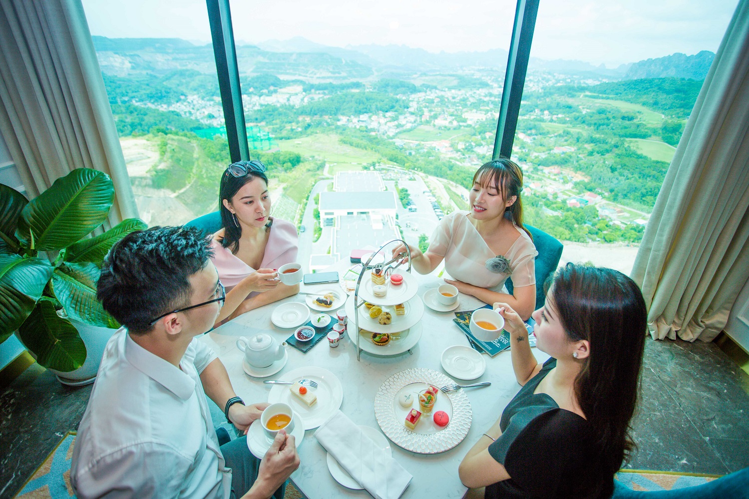 Một bữa s&aacute;ng tr&agrave;n đầy năng lượng với bữa tiệc buffet tại nh&agrave; h&agrave;ng Granduer Cafe, phục vụ miễn ph&iacute; cho du kh&aacute;ch nghỉ dưỡng tại kh&aacute;ch sạn. C&aacute;c m&oacute;n ăn rất phong ph&uacute; để đ&aacute;p ứng nhu cầu của mọi du kh&aacute;ch, từ c&aacute;c m&oacute;n ăn s&aacute;ng thuần Việt như b&uacute;n, phở, b&aacute;nh cuốn&hellip; đến những m&oacute;n kiểu phương T&acirc;y.