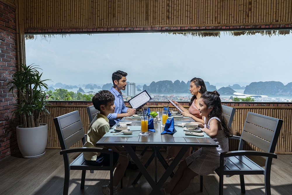 Một n&eacute;t chấm ph&aacute; độc đ&aacute;o trong chuỗi nh&agrave; h&agrave;ng tại FLC Hạ Long ch&iacute;nh l&agrave; nh&agrave; h&agrave;ng Hương Biển, nơi du kh&aacute;ch được thưởng thức hương vị những m&oacute;n ăn tươi ngon của miền biển trong kh&ocirc;ng gian gần gũi, mộc mạc. Đặc biệt, d&ugrave; nằm trong hệ thống quần thể du lịch nghỉ dưỡng 5 sao nhưng c&aacute;c m&oacute;n ăn của nh&agrave; h&agrave;ng Hương Biển lại c&oacute; mức gi&aacute; rất hợp l&yacute;, thậm ch&iacute; c&oacute; m&oacute;n rất gi&agrave;u dinh dưỡng như h&agrave;u sashimi hay h&agrave;u mỡ h&agrave;nh chỉ từ 12.000 VND.