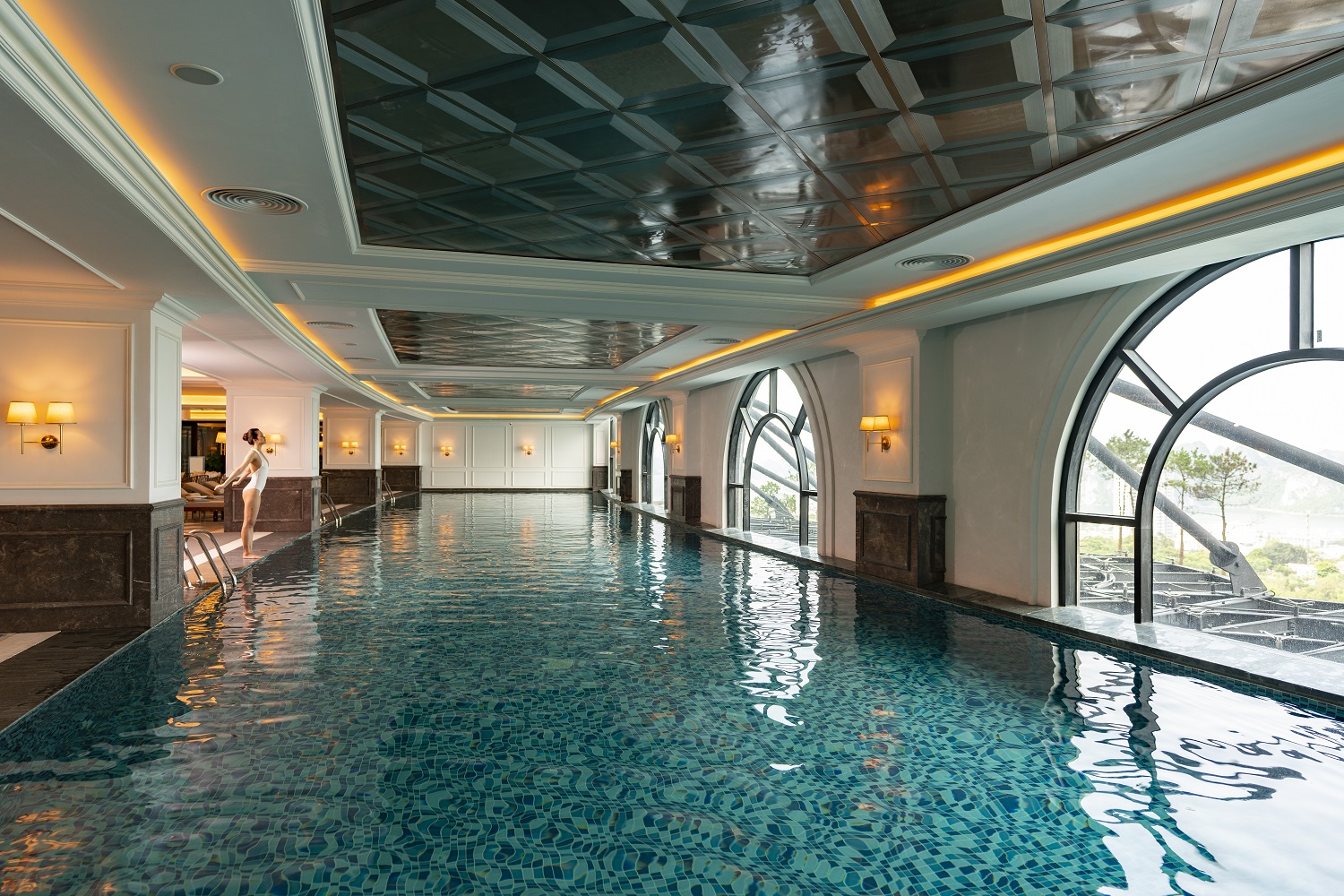 Trong khi bể bơi ngo&agrave;i trời l&agrave; nơi mọi du kh&aacute;ch c&oacute; thể thỏa sức v&ugrave;ng vẫy trong d&ograve;ng nước m&aacute;t v&agrave;o m&ugrave;a H&egrave; th&igrave; bể bơi trong nh&agrave; với nhiệt độ nước điều chỉnh theo thời tiết sẽ mang đến cho du kh&aacute;ch những ph&uacute;t gi&acirc;y nghỉ dưỡng mới lạ v&agrave;o m&ugrave;a Đ&ocirc;ng.