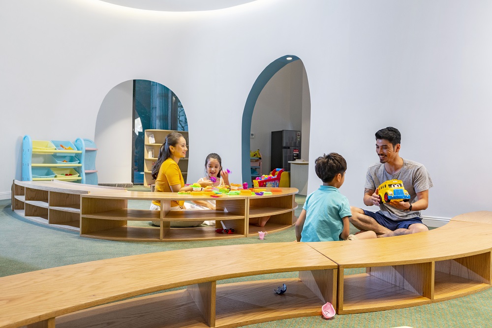 Với c&aacute;c gia đ&igrave;nh c&oacute; con nhỏ, khu Kid&rsquo;s Club sẽ l&agrave; nơi để b&eacute; được thỏa m&atilde;n những th&uacute; vui trẻ thơ. Những tr&ograve; chơi đa dạng cho c&aacute;c lứa tuổi như t&ocirc; tượng, l&agrave;m hoa giấy, vẽ cốc giấy, l&agrave;m thiệp, t&ocirc; tranh, sơn m&oacute;ng tay cho b&eacute;, l&agrave;m lồng đ&egrave;n, l&agrave;m chong ch&oacute;ng, trang tr&iacute; b&oacute;ng bay&hellip; sẽ kh&ocirc;ng chỉ mang lại tiếng cười hồn nhi&ecirc;n m&agrave; c&ograve;n gi&uacute;p c&aacute;c thi&ecirc;n thần nhỏ c&oacute; th&ecirc;m nhiều b&agrave;i học bổ &iacute;ch.