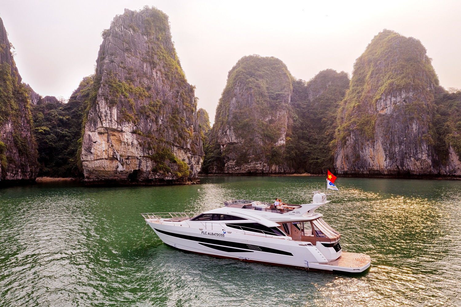 Ngo&agrave;i ra, h&agrave;nh tr&igrave;nh chinh phục Hạ Long sẽ trở n&ecirc;n kh&oacute; qu&ecirc;n hơn nếu du kh&aacute;ch được thưởng thức khung cảnh kỳ vĩ từ du thuyền FLC Albatross &ndash; một sản phẩm trong hệ sinh th&aacute;i đa dạng của Tập đo&agrave;n FLC.