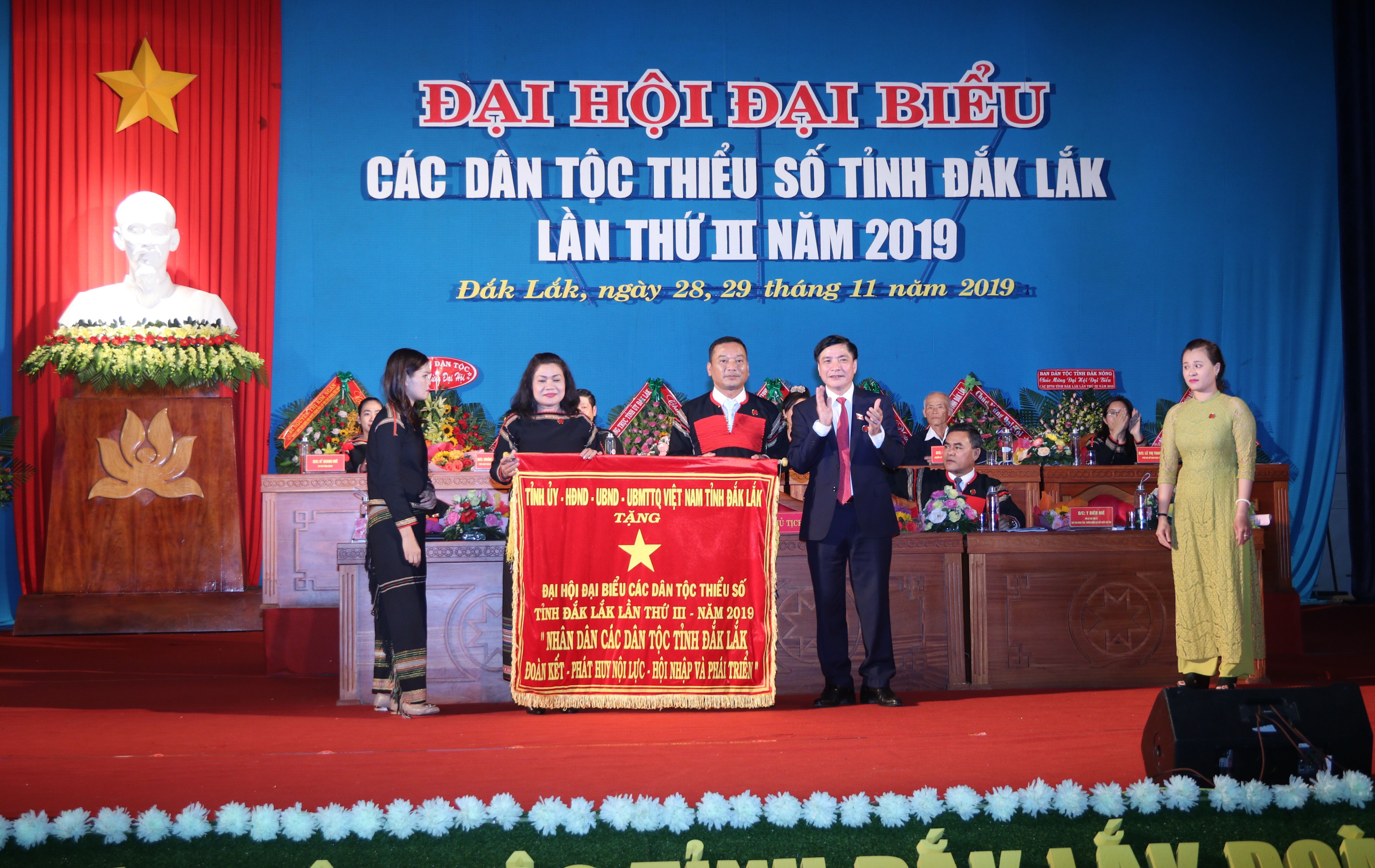 đồng ch&iacute; B&ugrave;i Văn cường tăng cờ đo&agrave;n kết c&aacute;c d&acirc;n tộc thiểu số tỉnh Đắk Lắk