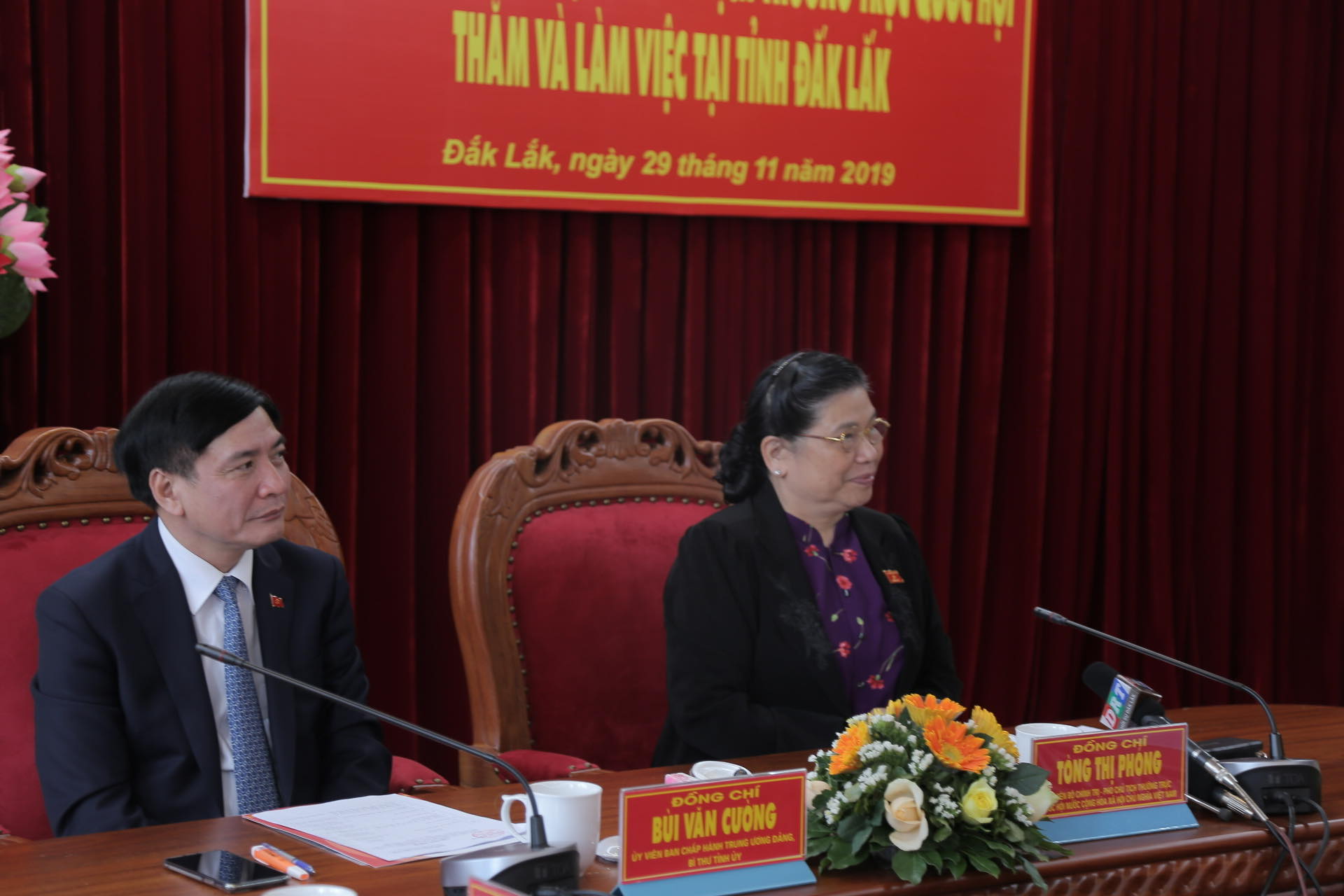 đồng ch&iacute; T&ograve;ng Thị Ph&oacute;ng - Ủy vi&ecirc;n Bộ Ch&iacute;nh trị, Ph&oacute; Chủ tịch Thường trực Quốc hội v&agrave; Đ/c B&ugrave;i Văn Cường - B&iacute; thư Tỉnh ủy Đắk Lắk