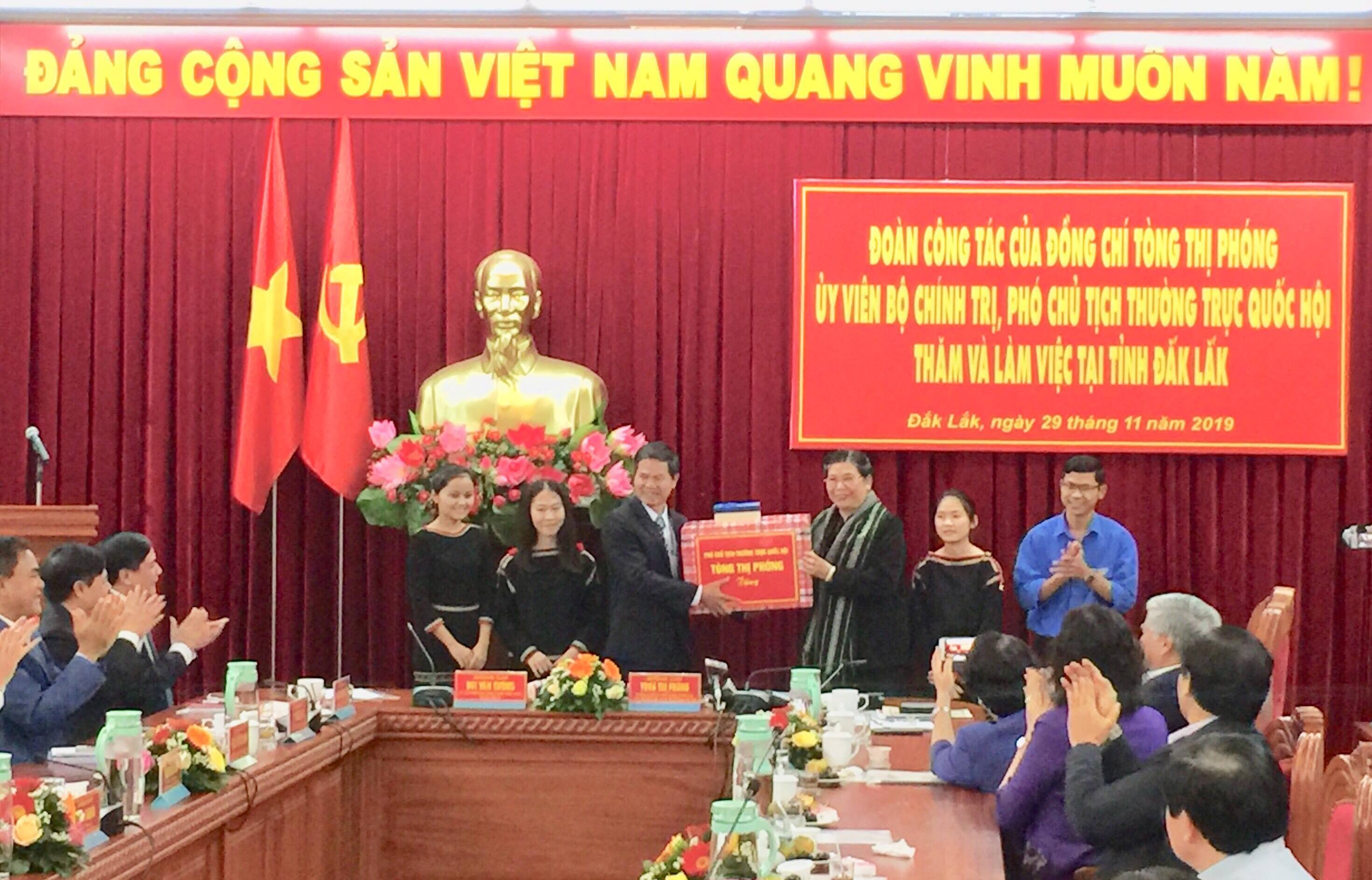 đồng ch&iacute; T&ograve;ng Thị Ph&oacute;ng - Ủy vi&ecirc;n Bộ Ch&iacute;nh trị, Ph&oacute; Chủ tịch Thường trực Quốc hội tặng qu&agrave; cho trường PTDT nội tr&uacute; Nơ Trang Lơng