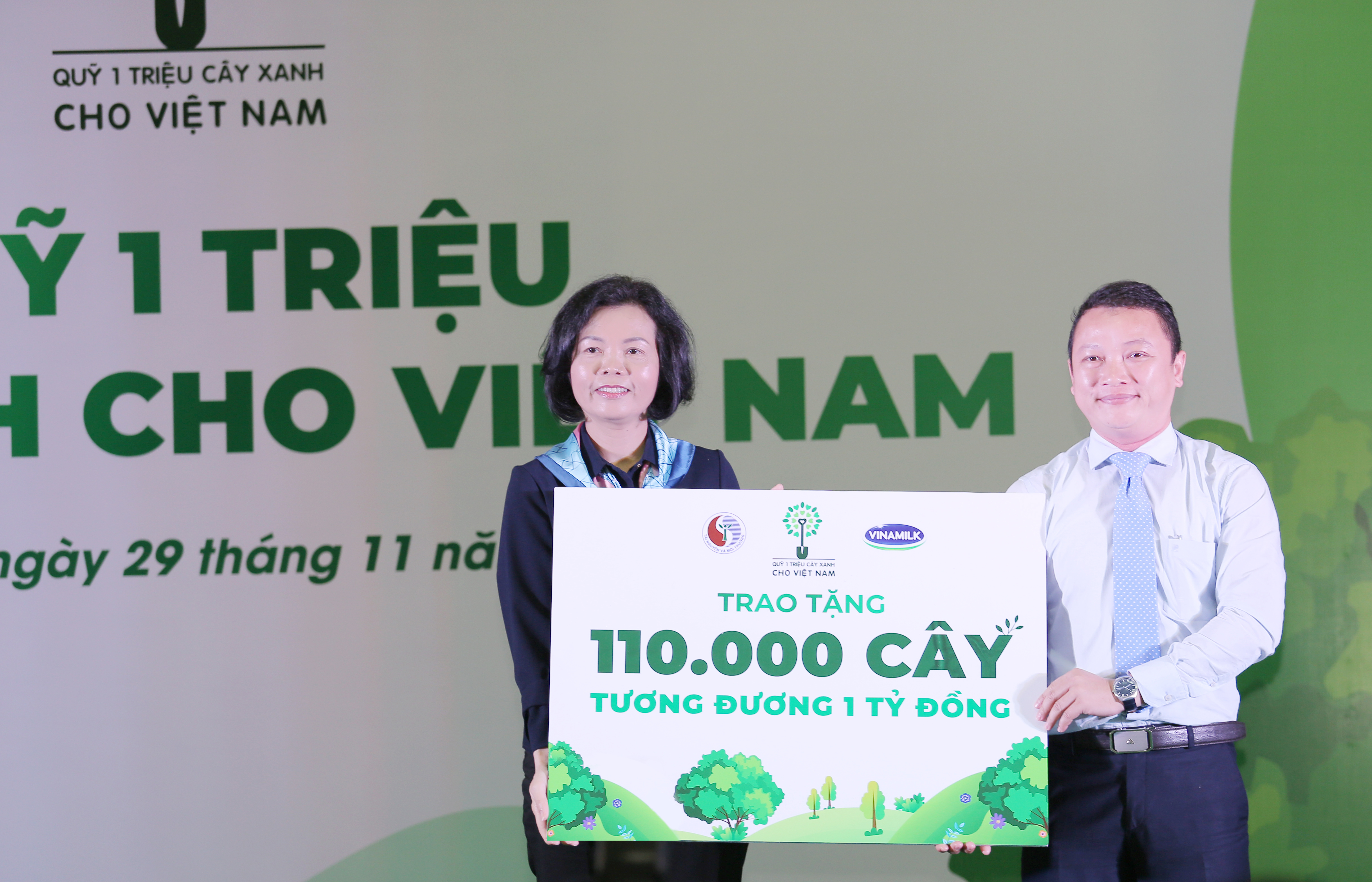 B&agrave; B&ugrave;i Thị Hương &ndash; Gi&aacute;m đốc Điều h&agrave;nh Nh&acirc;n sự, H&agrave;nh ch&iacute;nh &amp; Đối ngoại Vinamilk trao bảng tượng trưng tặng 110.000 c&acirc;y xanh của Quỹ 1 triệu c&acirc;y xanh cho Việt Nam cho đại diện tỉnh B&igrave;nh Định