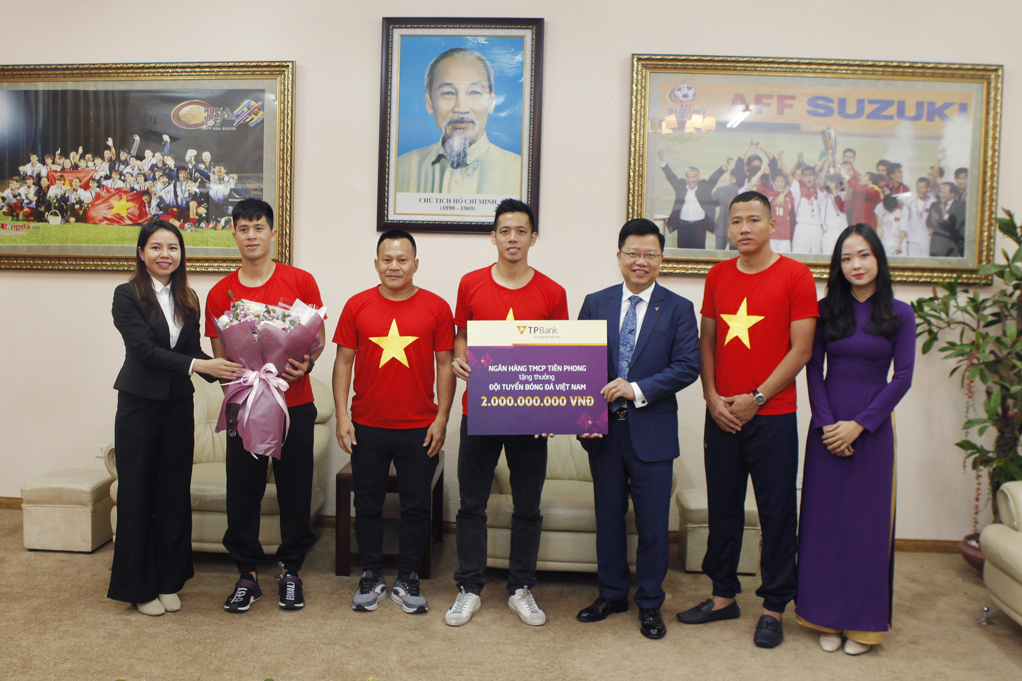 Đại diện TPBank, Tổng Gi&aacute;m đốc Nguyễn Hưng trao thưởng 2 tỷ đồng cho đội tuyển tại trụ sở Li&ecirc;n đo&agrave;n B&oacute;ng đ&aacute; Việt Nam