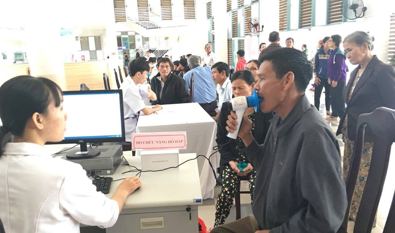 Bệnh viện Trung ương Huế cơ sở 2 ch&uacute; trọng tư vấn gi&aacute;o dục sức khỏe cho nh&acirc;n d&acirc;n v&agrave; s&agrave;ng lọc ph&aacute;t hiện bệnh sớm.