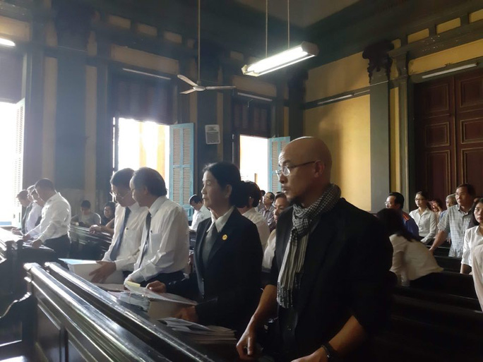 &Ocirc;ng Đặng L&ecirc; Nguy&ecirc;n Vũ c&ugrave;ng c&aacute;c luật sư tại tòa. (Ảnh: I.E)