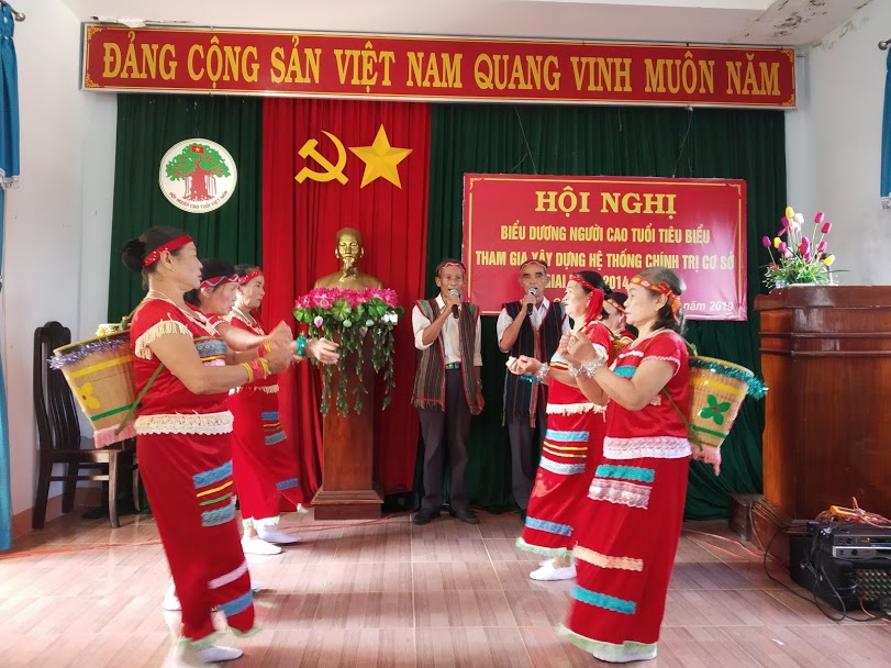 NCT huyện Chư S&ecirc; biểu diễn văn nghệ