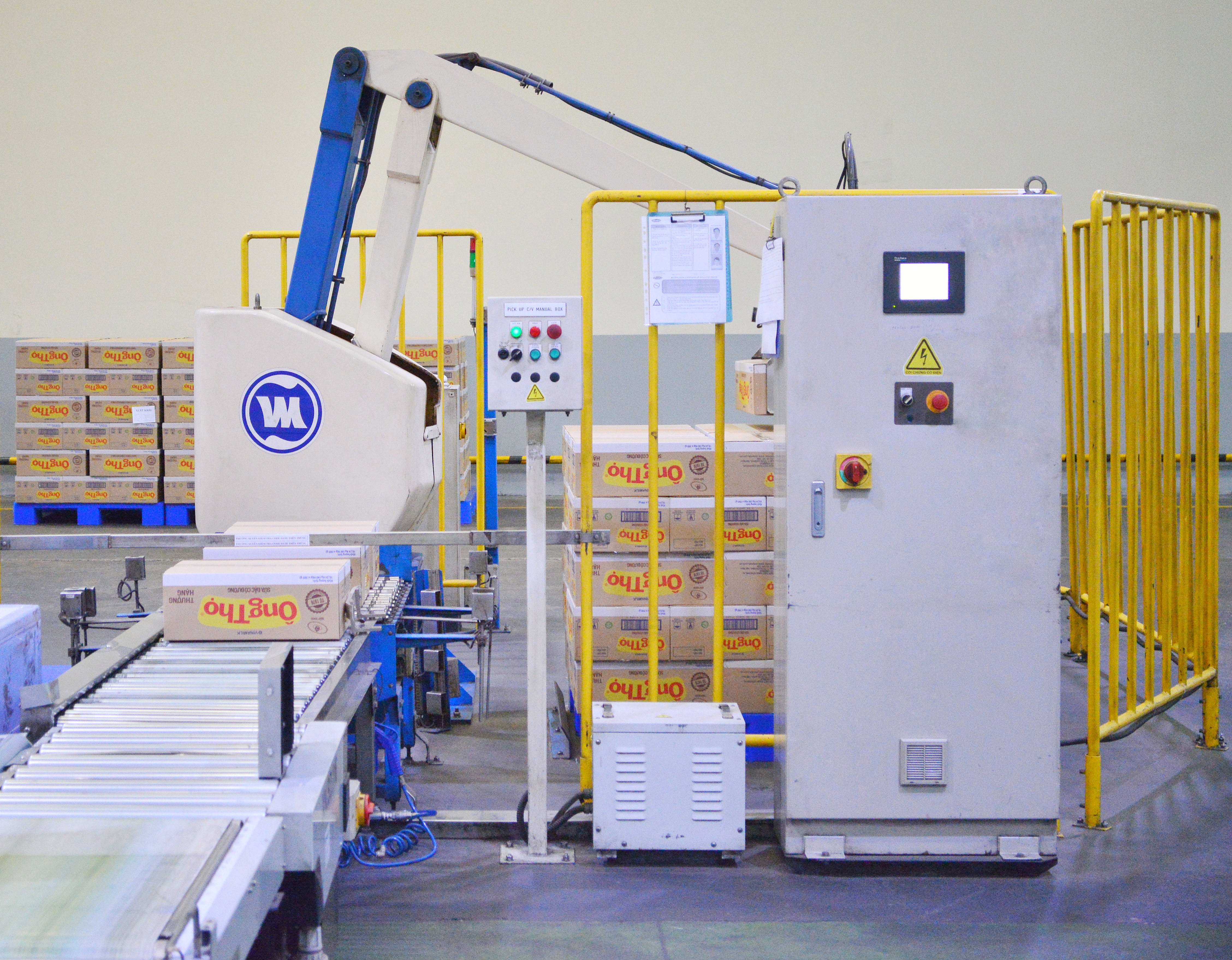 Cận cảnh d&acirc;y chuyền đang sản xuất sản phẩm sữa đặc phục vụ xuất khẩu tại nh&agrave; m&aacute;y sữa của Vinamilk