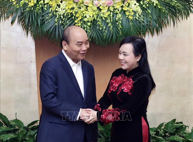 Thủ tướng Nguyễn Xu&acirc;n Ph&uacute;c ch&uacute;c mừng b&agrave; Nguyễn Thị Kim Tiến nguy&ecirc;n Bộ trưởng Bộ Y tế, đảm nhiệm chức vụ Trưởng Ban bảo vệ sức khỏe Trung ương tại phi&ecirc;n họp. Ảnh: Thống Nhất/TTXVN