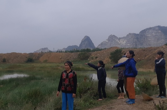 Các hộ d&acirc;n đang giữ đ&acirc;́t, kh&ocirc;ng cho san l&acirc;́p mặt bằng, vì chưa được b&ocirc;̀i thường