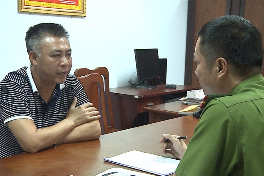 Đối tượng Đinh Tiến Sử tại cơ quan c&ocirc;ng an. Ảnh: CA cung cấp.