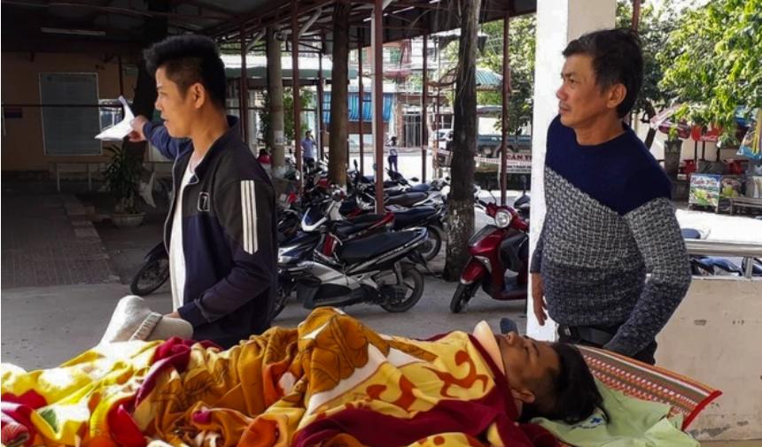 Nạn nh&acirc;n Huỳnh Ch&iacute; Đ&ocirc;i đang được cấp cứu tại Bệnh viện đa khoa tỉnh B&igrave;nh Định. (Ảnh: T.Đ).