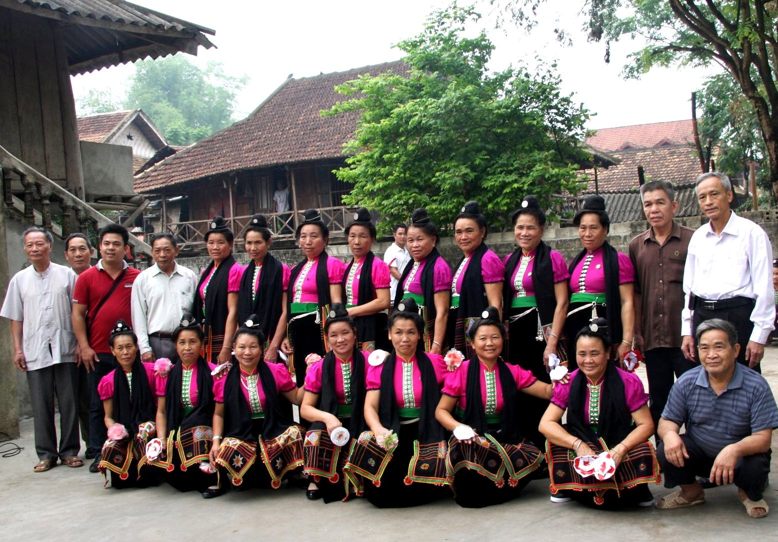 C&aacute;c th&agrave;nh vi&ecirc;n CLB Li&ecirc;n thế hệ tự gi&uacute;p nhau ở Điện Bi&ecirc;n